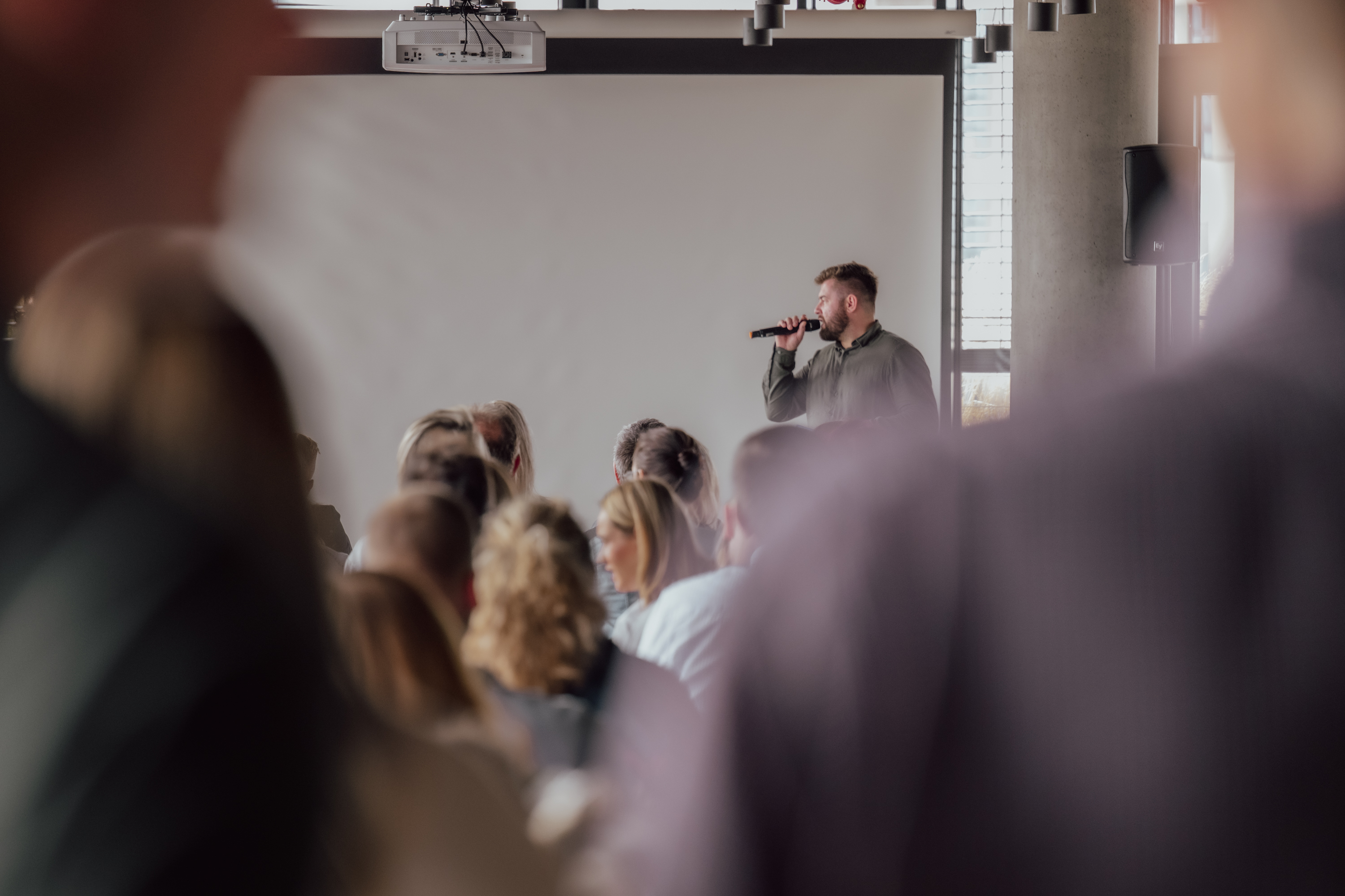 Level9 Konferenční místnost s lidmi Praha